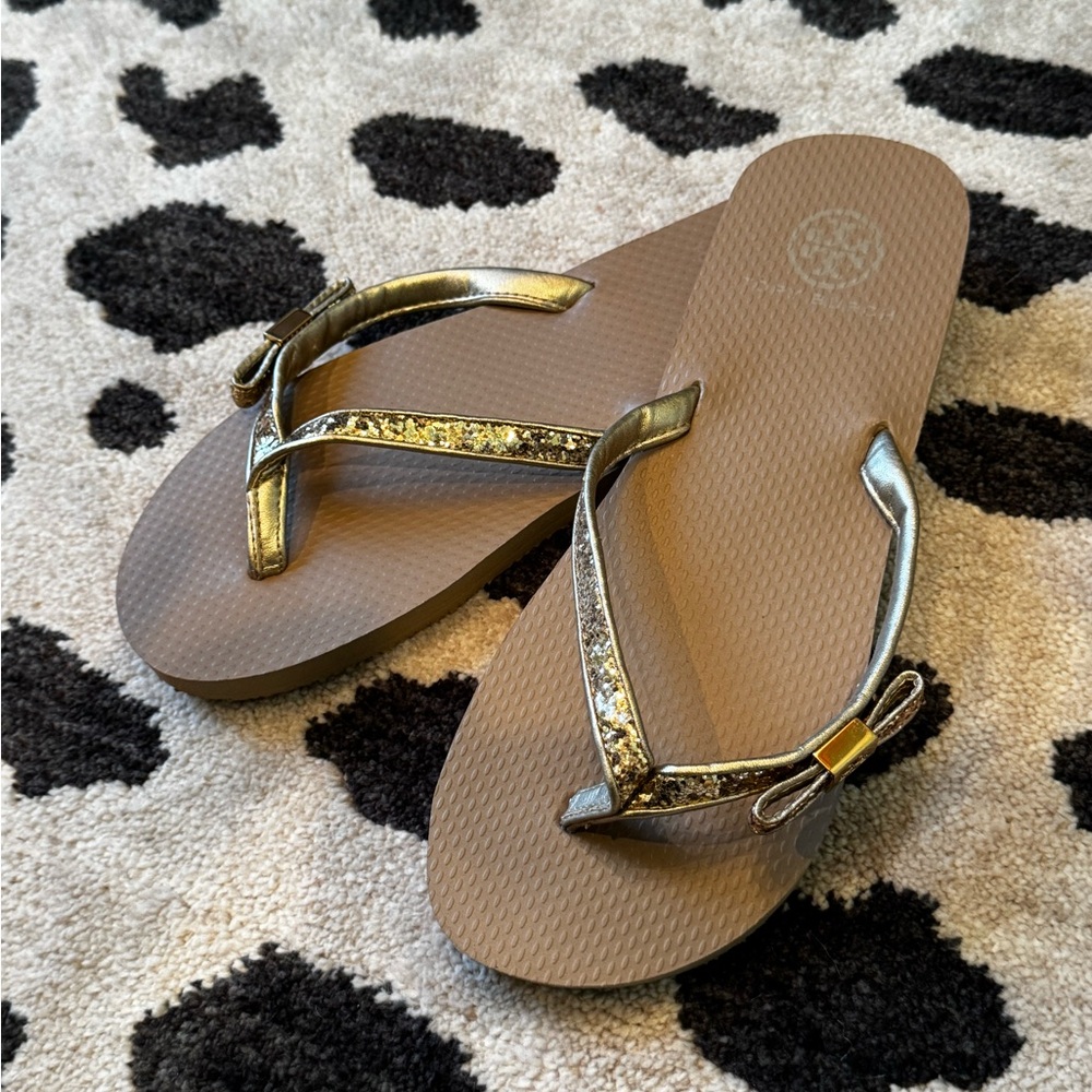 Tory Burch Women's Sz 8 Gold Sequin Bow Flip Flops
Sandals - Never worn
